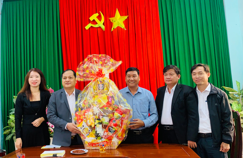 Đồng chí Nguyễn Phước Sơn - Chủ tịch UBND huyện tặng quà cho đơn vị